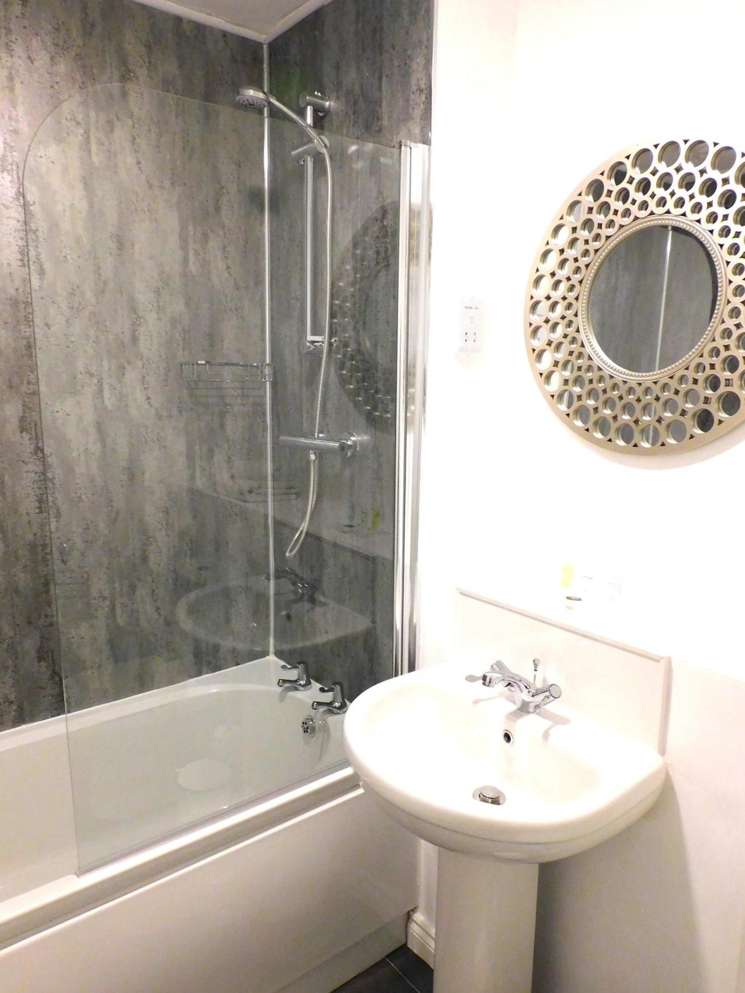 Newly Refurbished 1 Bed Apt In Hamilton Close To Station And Local Amenities Екстер'єр фото